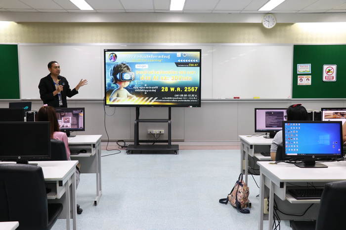 กองเทคโนโลยีสารสนเทศได้จัดอบรมโครงการอบรมเชิงปฏิบัติการหลักสูตร AI&3D สำหรับผลิตสื่อการเรียนรู้ เรื่อง “การสร้างห้องเรียนเสมือน 360 องศา ด้วย AI และ 3DVista”